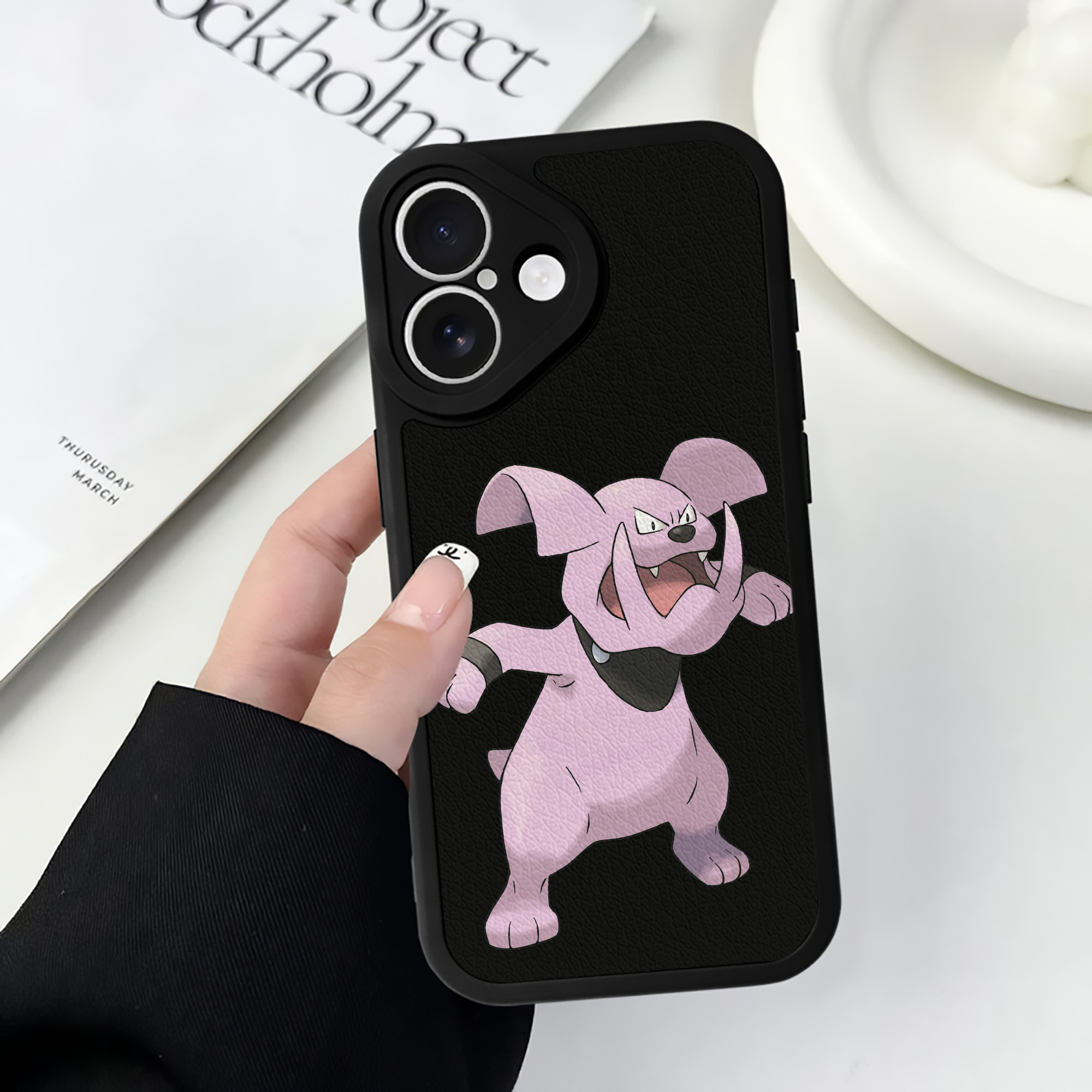 （画像用） ポケットモンスター Pokémon 【iPhone 16シリーズ対応】シリコンスマホケース（レザー調） 材質：シリコン